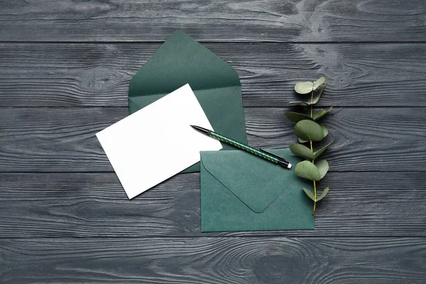 Envelopes Com Cartão Branco Caneta Ramo Eucalipto Sobre Fundo Madeira — Fotografia de Stock