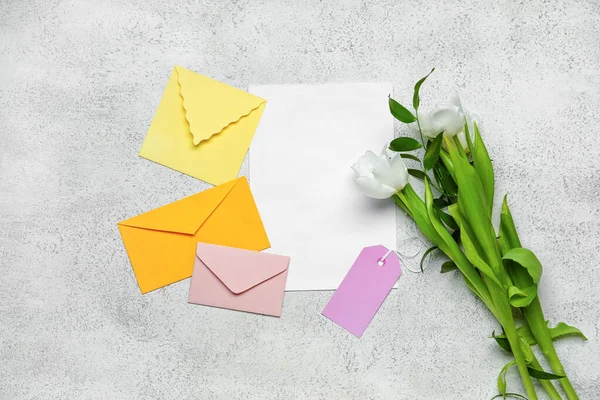 Envelopes Com Cartão Branco Flores Bonitas Fundo Claro — Fotografia de Stock