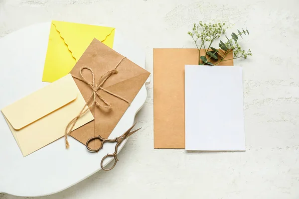 Envelopes Com Cartão Branco Tesoura Flores Eucalipto Sobre Fundo Branco — Fotografia de Stock