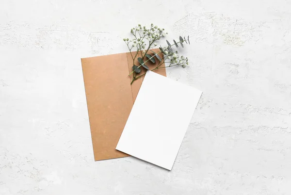 Envelope Com Cartão Branco Ramo Eucalipto Flores Sobre Fundo Branco — Fotografia de Stock