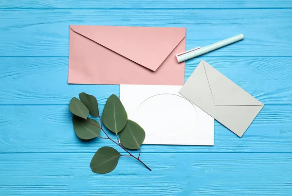Enveloppen Met Blanco Kaart Pen Eucalyptus Tak Blauwe Houten Ondergrond — Stockfoto