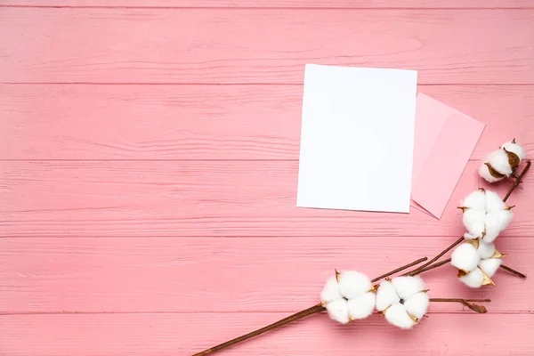 Φάκελος Λευκή Κάρτα Και Βαμβακερά Λουλούδια Ροζ Ξύλινο Φόντο — Φωτογραφία Αρχείου