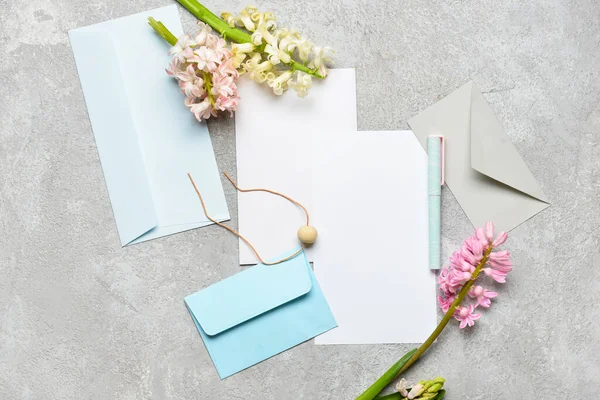 Envelopes Com Cartões Branco Flores Caneta Sobre Fundo Claro — Fotografia de Stock