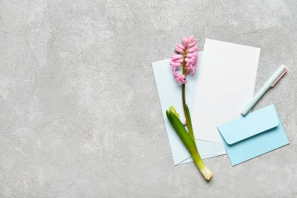 Envelopes Blank Card Flowers Pen Light Background — Stock Photo, Image