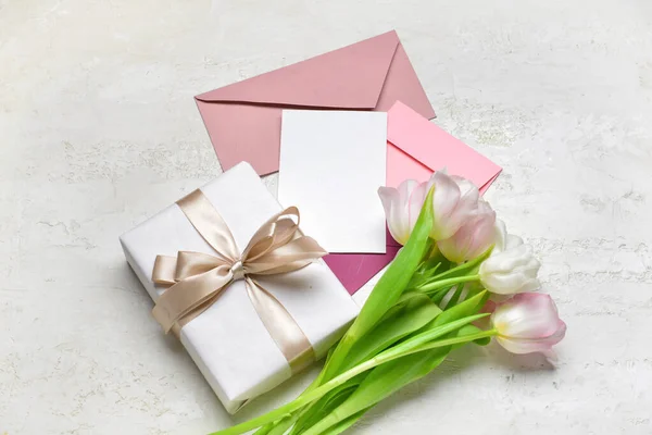 Enveloppes Avec Carte Blanche Cadeau Tulipes Sur Fond Blanc — Photo
