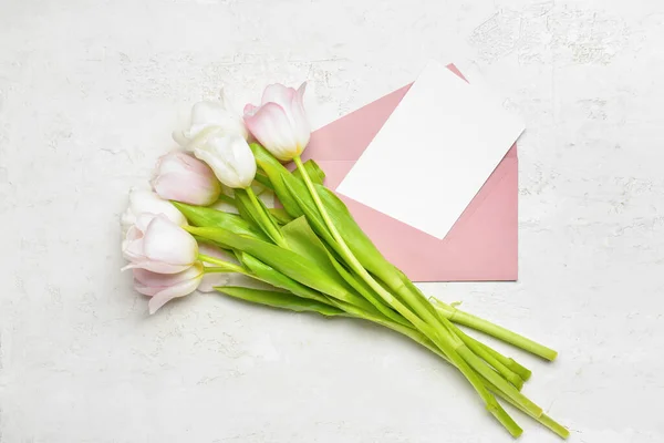 Конверт Порожньою Карткою Тюльпанами Білому Тлі — стокове фото