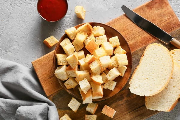 Board Croutons Bread Slices Knife Sauce Light Background — Stock Photo, Image