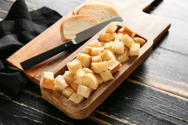 Board Tasty Croutons Bread Slices Knife Dark Wooden Background — Stock Photo, Image