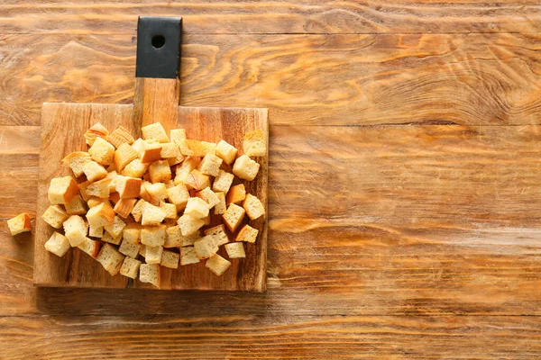 Chopping Board Tasty Croutons Wooden Background — Stock Photo, Image