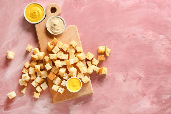 Board Tasty Croutons Sauces Pink Background — Stock Photo, Image