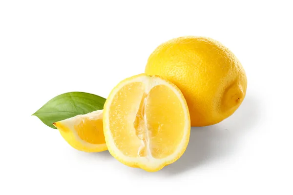 Citroner Med Blad Vit Bakgrund — Stockfoto