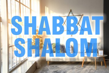 Çift katlı metin SHABBAT SHALOM ve odanın içi 