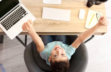 Mutlu küçük programcı evde çalışıyor, üst görünüm