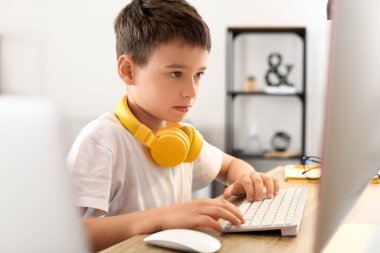 Evdeki modern bilgisayarı kullanan sevimli bir programcı.