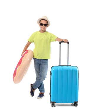 Beyaz bavulu ve şişme yüzüğü olan sevimli küçük bir çocuk.