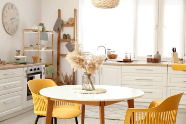 Mutfağın içinde sandalyeli yemek masası.