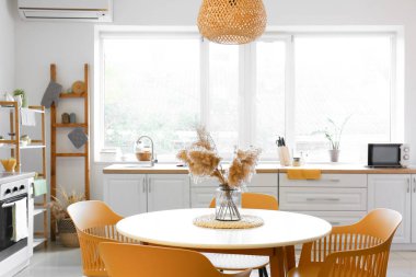 Mutfağın içinde sandalyeli yemek masası.