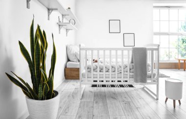 Rahat bebek beşiği olan rahat yatak odasının modern iç mekanı.