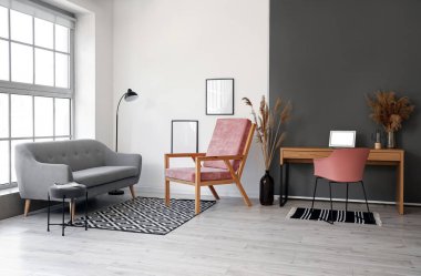 Şık pembe koltuk, kanepe ve masa iç tarafta.