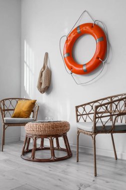 Işık odasının içinde halka şamandıra ve koltuklar var.