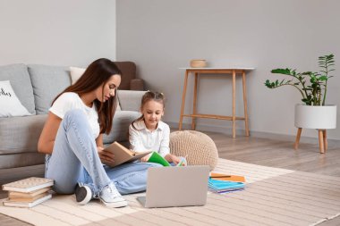 Evde öğretmenle ders çalışan tatlı bir kız.