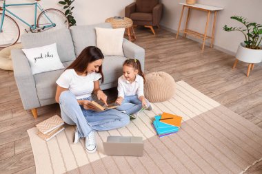 Evde öğretmenle ders çalışan tatlı bir kız.