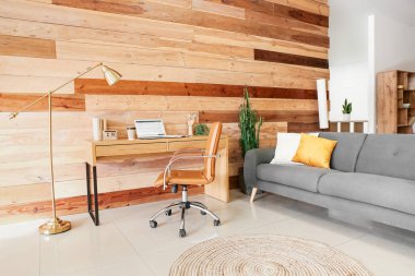 Modern işyeri, kanepe ve ahşap duvarlı şık bir oda.