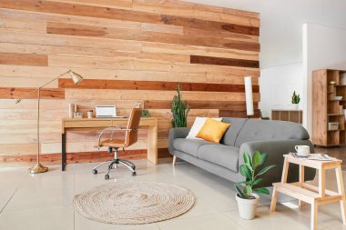 Modern işyeri, kanepe ve ahşap duvarlı şık bir oda.