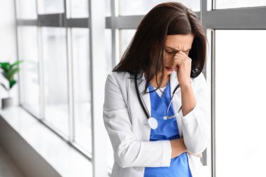 Klinikteki endişeli kadın doktor.