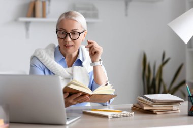 Bayan öğretmen çevrimiçi ders veriyor.