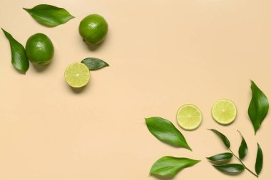 Bej arka planda taze limonlu ve yapraklı kompozisyon