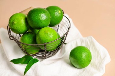 Renkli arkaplanda olgun limonlu sepet