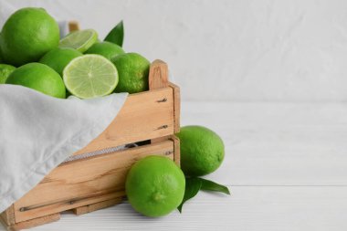 Masada taze limonlu ahşap kutu.