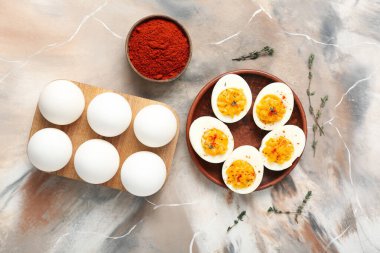 Tabak ve tutucu, arka planda yumurtalar. Paskalya kutlaması