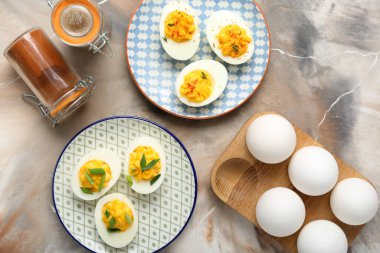 Arkaplanda doldurulmuş yumurta ve baharat tabakları. Paskalya kutlaması