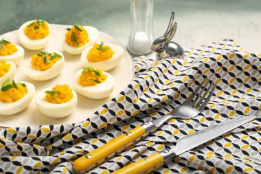 Arkaplanda doldurulmuş yumurta tabağı. Paskalya kutlaması