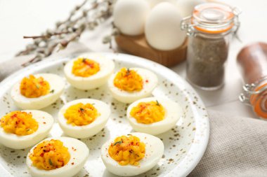 Peçeteye doldurulmuş yumurta tabağı, yakın plan. Paskalya kutlaması