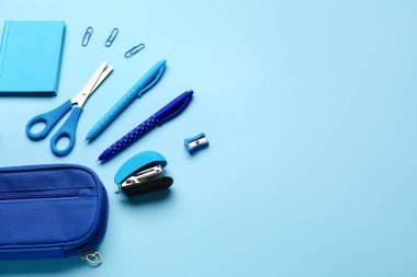 Mavi arkaplanda okul kırtasiyesi olan kalem kutusu