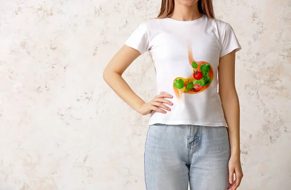 軽い背景で健康食品を食べた後の若い女性 減量の概念 — ストック写真