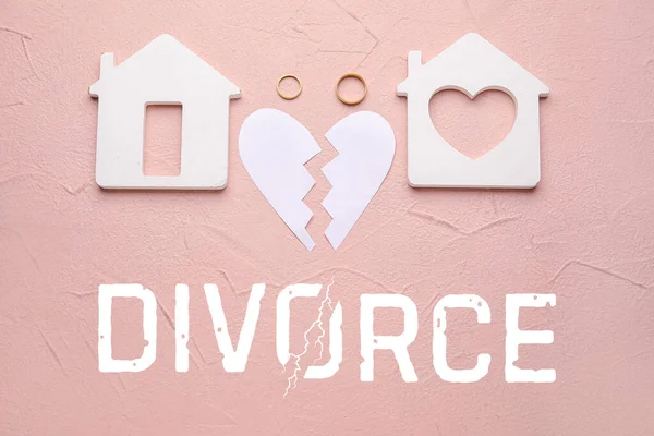 Figürleri Kırık Kağıt Kalp Pembe Arka Planda Alyanslar Boşanma Kavramı — Stok fotoğraf