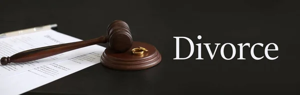 Суддя Дарував Обручки Темному Столі Концепція Розлучення — стокове фото