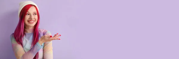 Mulher Bonita Com Cabelo Brilhante Mostrando Algo Fundo Lilás Com — Fotografia de Stock