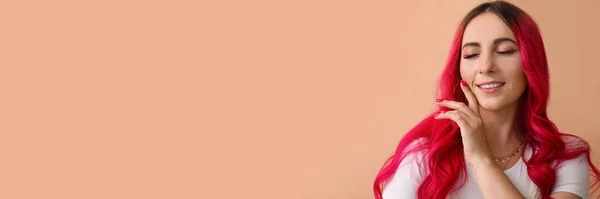 Красива Жінка Яскраво Рожевим Волоссям Бежевому Фоні Простором Тексту — стокове фото