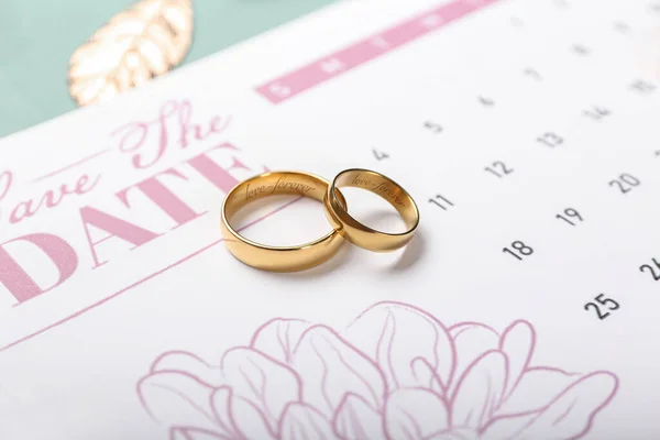 Anéis Casamento Dourados Com Gravura Calendário Mesa Close — Fotografia de Stock
