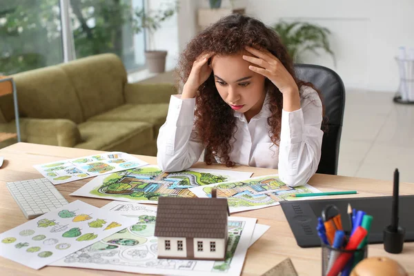 Ofiste çalışan yorgun kadın peyzaj tasarımcısı