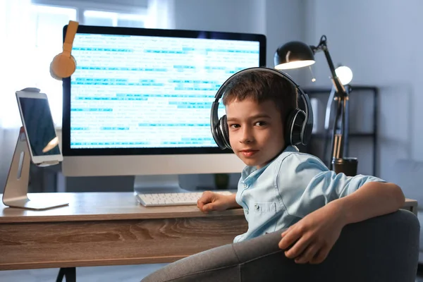 Pequeño Programador Lindo Usando Computadora Moderna País —  Fotos de Stock