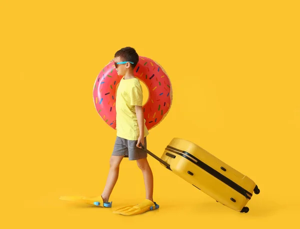 Маленький Хлопчик Надувним Кільцем Веслами Валізою Жовтому Тлі — стокове фото