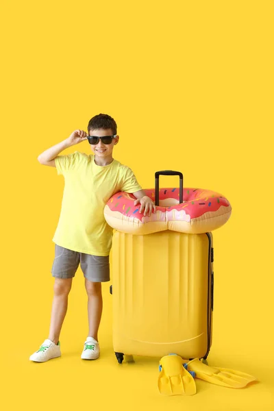 Ragazzino Carino Con Anello Gonfiabile Pagaie Valigia Sfondo Giallo — Foto Stock