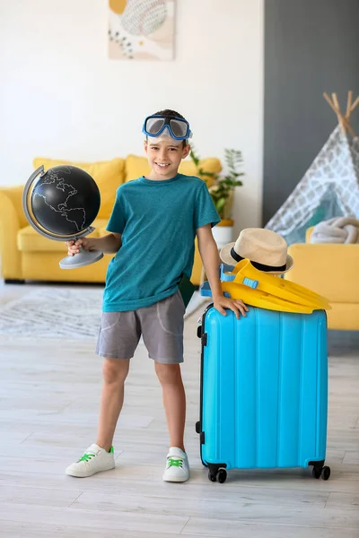 Cute Little Boy Maską Nurkowania Globus Pakowane Walizki Domu — Zdjęcie stockowe