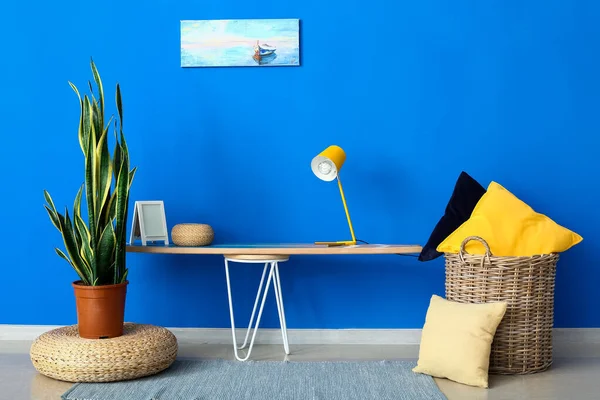 Surfboard Κομψή Λάμπα Houseplant Και Καλάθι Μαξιλάρια Κοντά Μπλε Τοίχο — Φωτογραφία Αρχείου